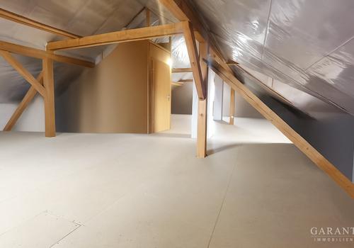 Lichtdurchfluteter Dachboden mit Holzbeams