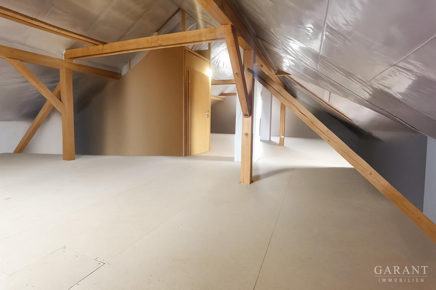 Lichtdurchfluteter Dachboden mit Holzbeams