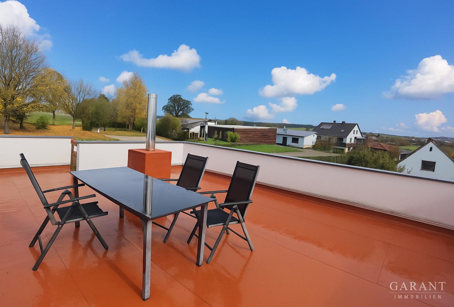 Blick von der Terrasse ins Grüne