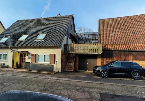 Hausansicht Terrasse und Scheune