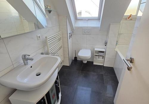 Bad m. Wanne, Dusche u. WC