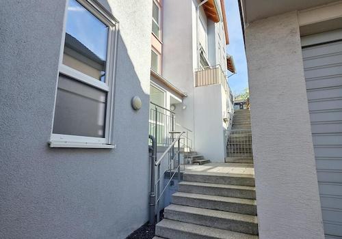 Hauseingang mit 10 Stufen