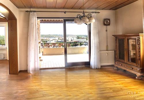 Esszimmer mit Zugang zum Balkon