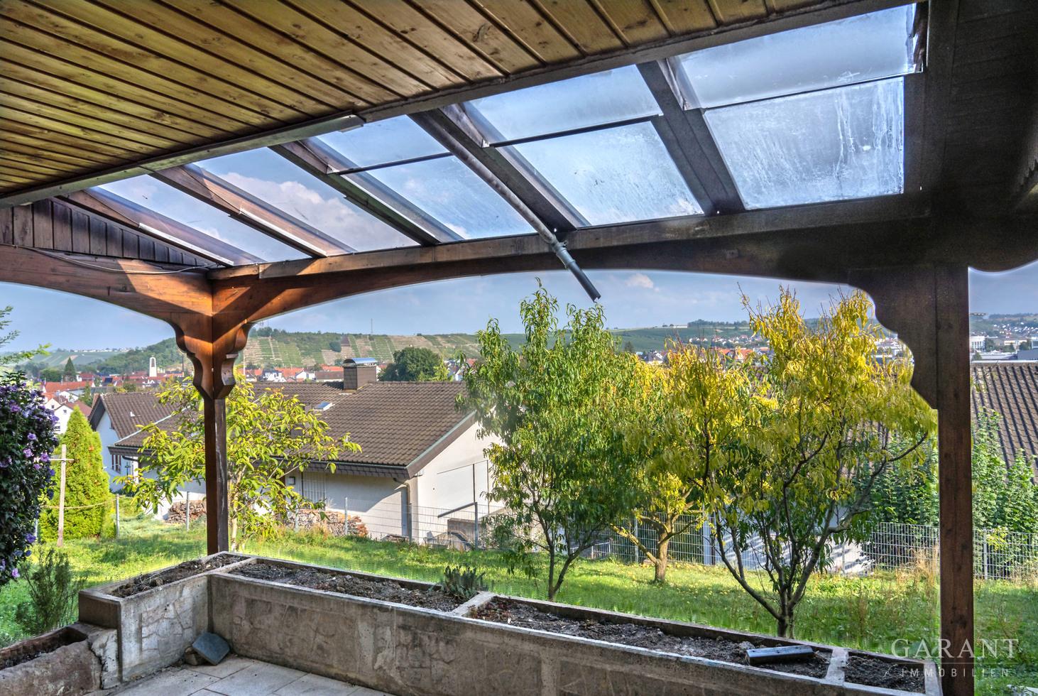 überdachte Terrasse mit Garten