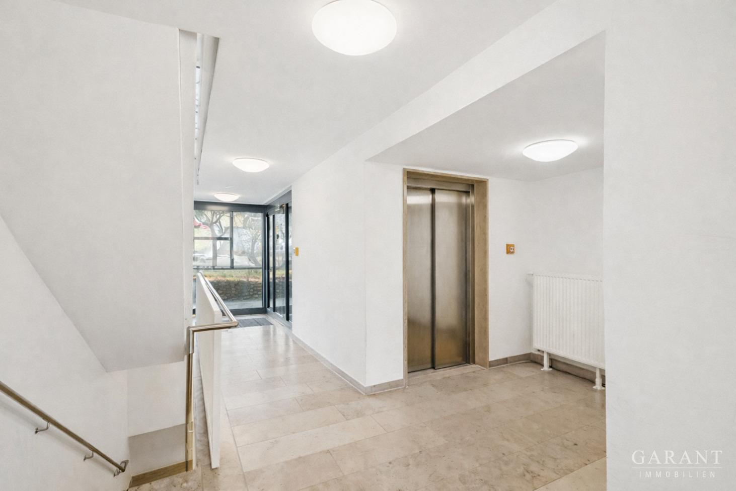 Treppenhaus mit Lift