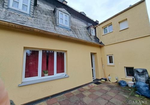 großzügige Dachterrasse im ersten Obergeschoss lin