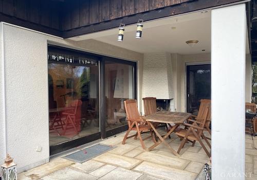 Blick auf die Terrasse mit offenem Kamin