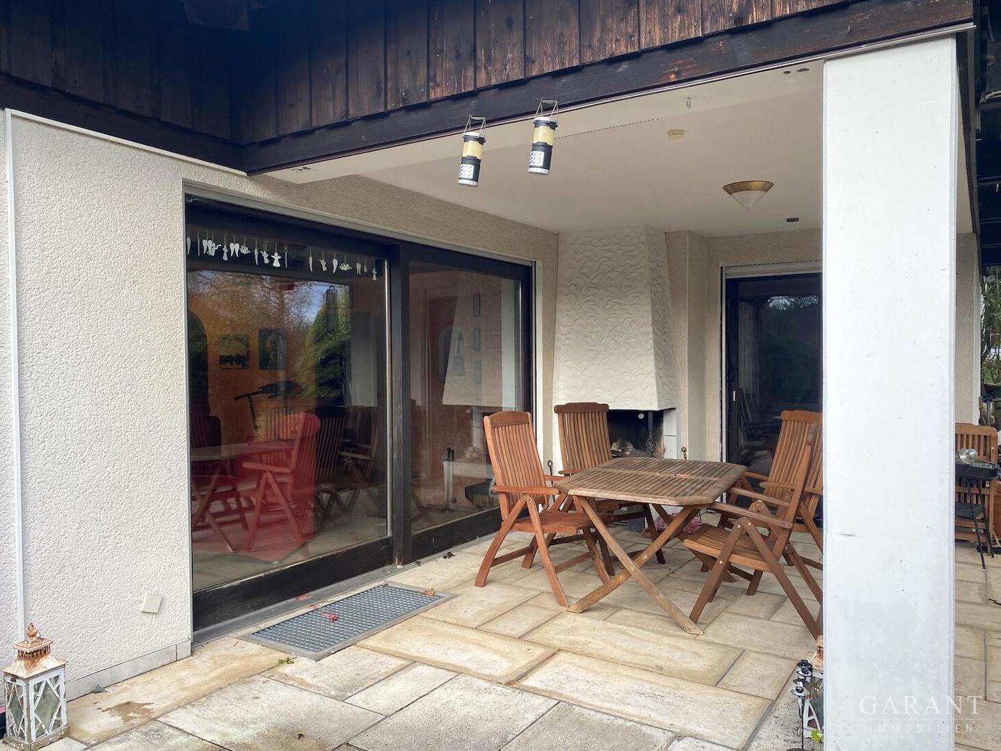 Blick auf die Terrasse mit offenem Kamin