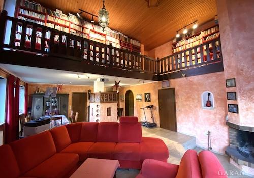 Blick in den Wohnbereich mit Galerie