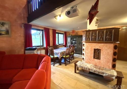 Blick auf den Kachelofen im Wohn-Essbereich