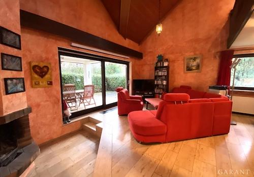 Blick auf den Wohnbereich mit offenem Kamin