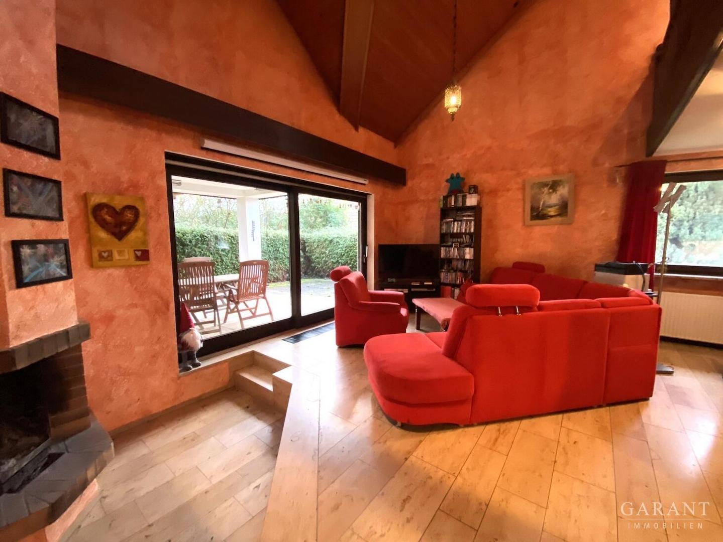 Blick auf den Wohnbereich mit offenem Kamin