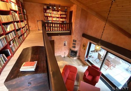 Blick von der Galerie in den Wohnbereich