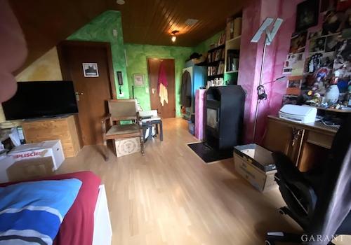 Blick ins DG-Zimmer mit Schwedenofen