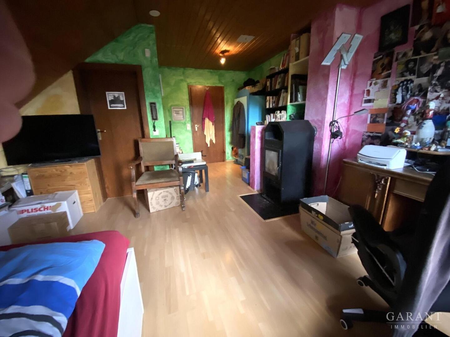 Blick ins DG-Zimmer mit Schwedenofen