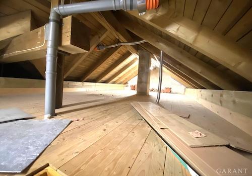 Blick auf den Dachboden