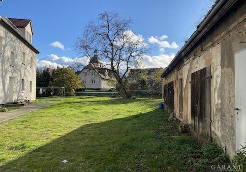 Freifläche + Garagen