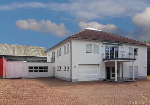 geräumige Garage/Lager links