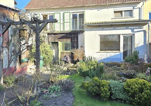 Blick zum hint. Haus