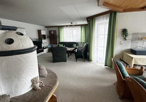 Wohnbereich mit Kachelofen.