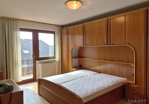 Schlafzimmer mit Balkon 1OG