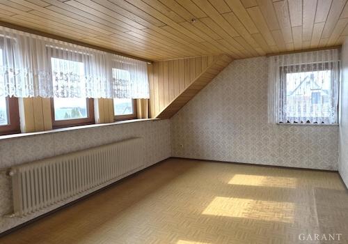 großes helles Zimmer DG