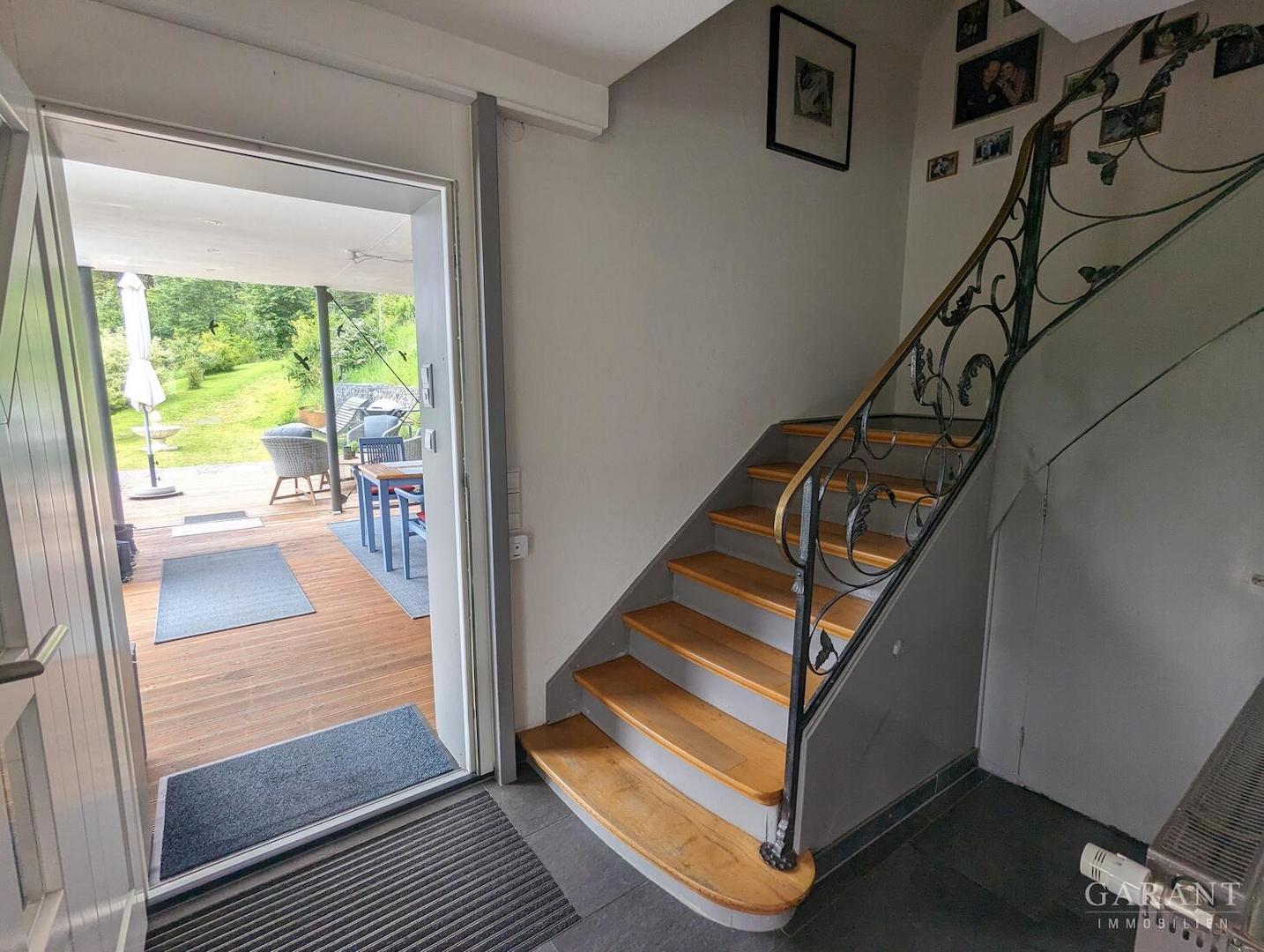 Eingangsbereich mit Treppe ins DG