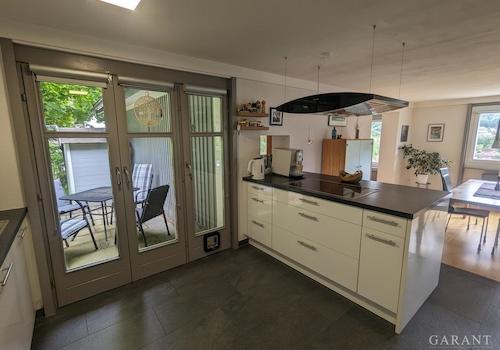 Küche mit Zugang zur Terrasse