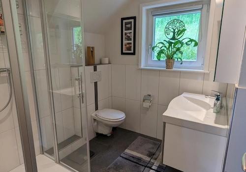Gäste-WC mit Dusche