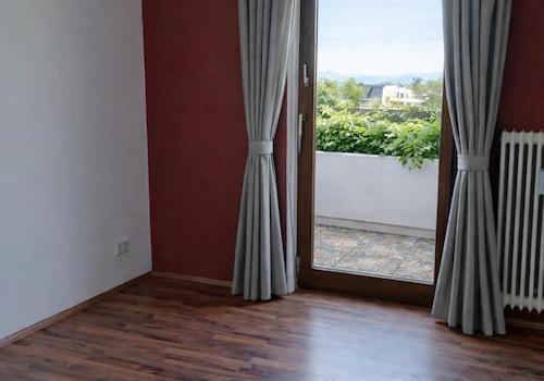 Helles Zimmer mit Ausblick auf Berge