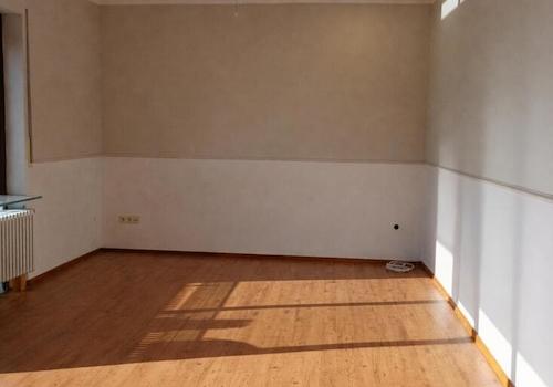 Heller Raum mit Sonnenschein und Schatten