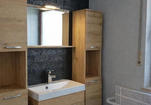 Moderne Badezimmer-Ecke mit Holzdetails