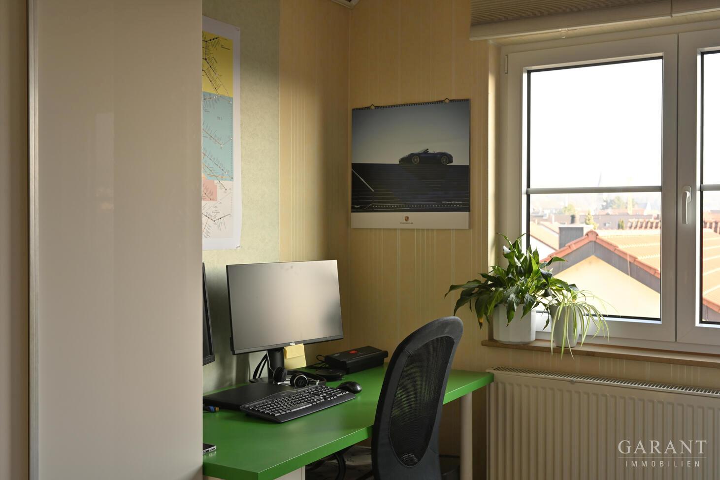 Schlafzimmer mit PC Ecke