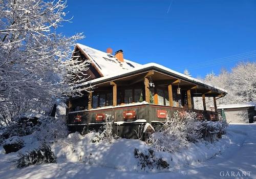 Hausansicht vom Garten Winterparadies