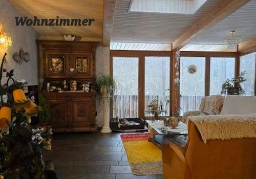 Wohnzimmer im Anbau mit neuem Dachfenster