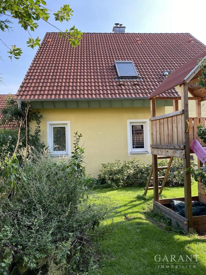 Garten mit Kinderspielbereich