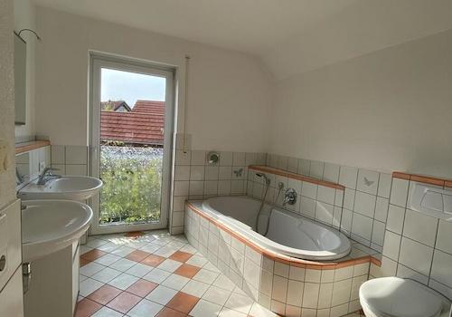 Badezimmer mit Wanne und Dusche und 2 Waschbecken