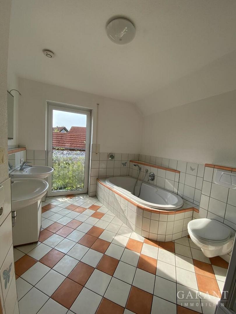 Badezimmer mit Wanne und Dusche und 2 Waschbecken