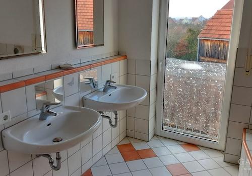 Bad mit 2 Waschbecken und bodentiefem Fenster