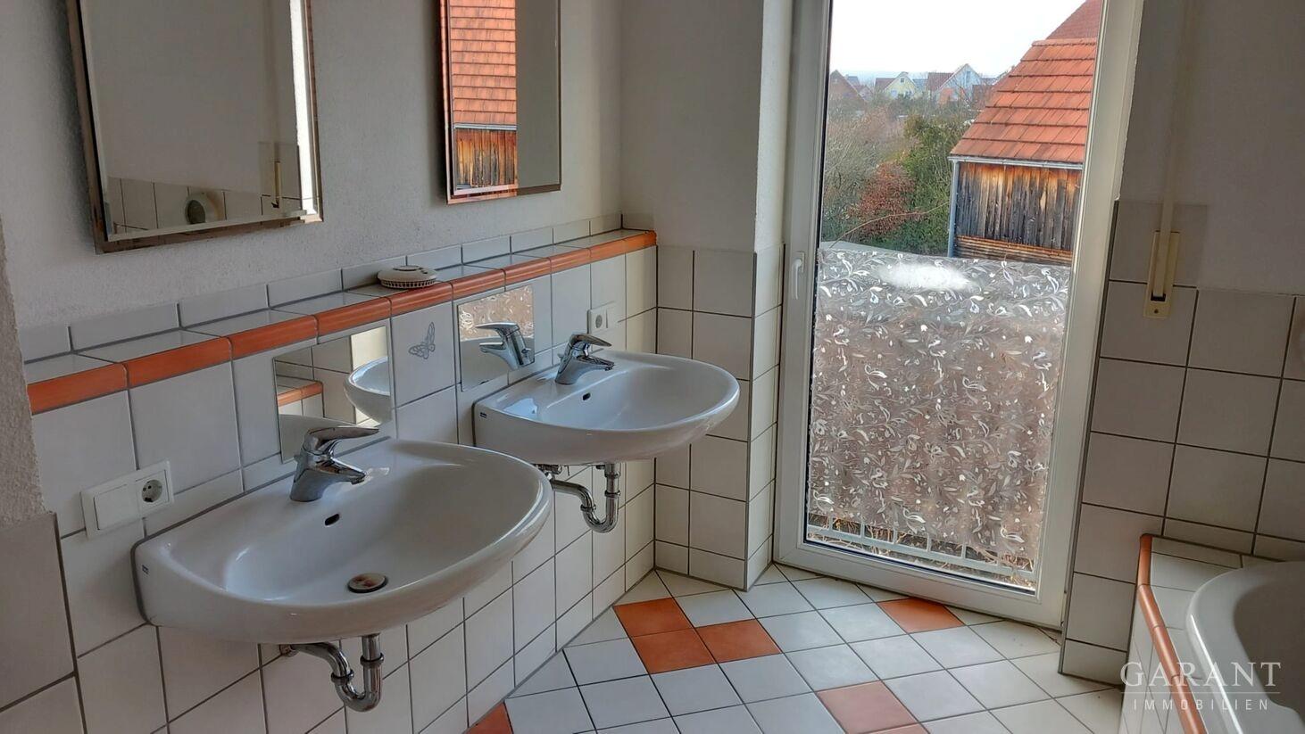 Bad mit 2 Waschbecken und bodentiefem Fenster