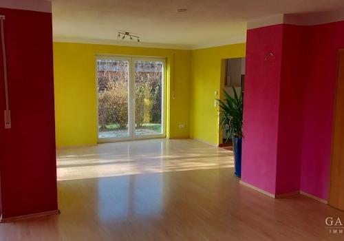 Wohnzimmer mit Blick auf Terrassentür