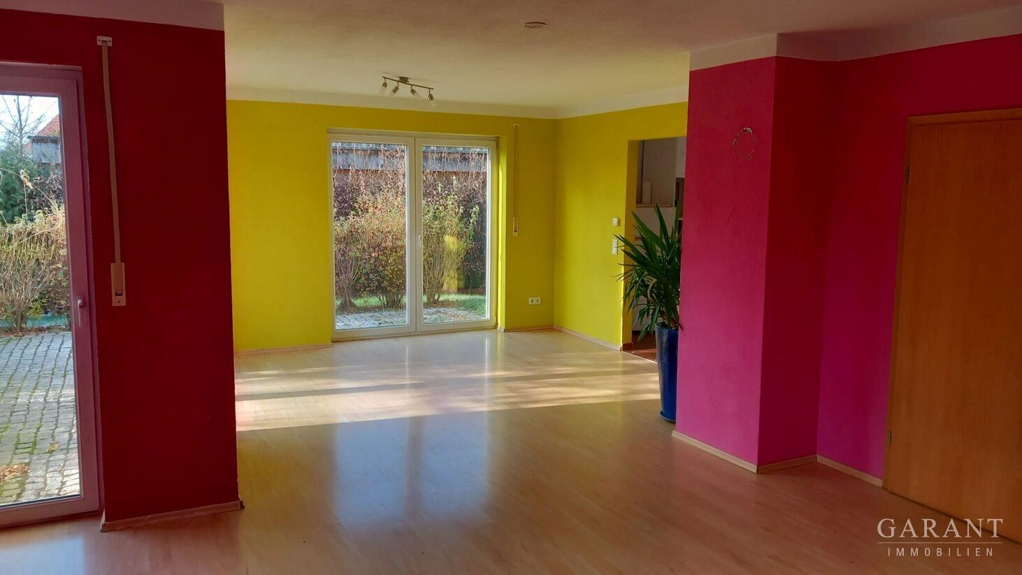 Wohnzimmer mit Blick auf Terrassentür