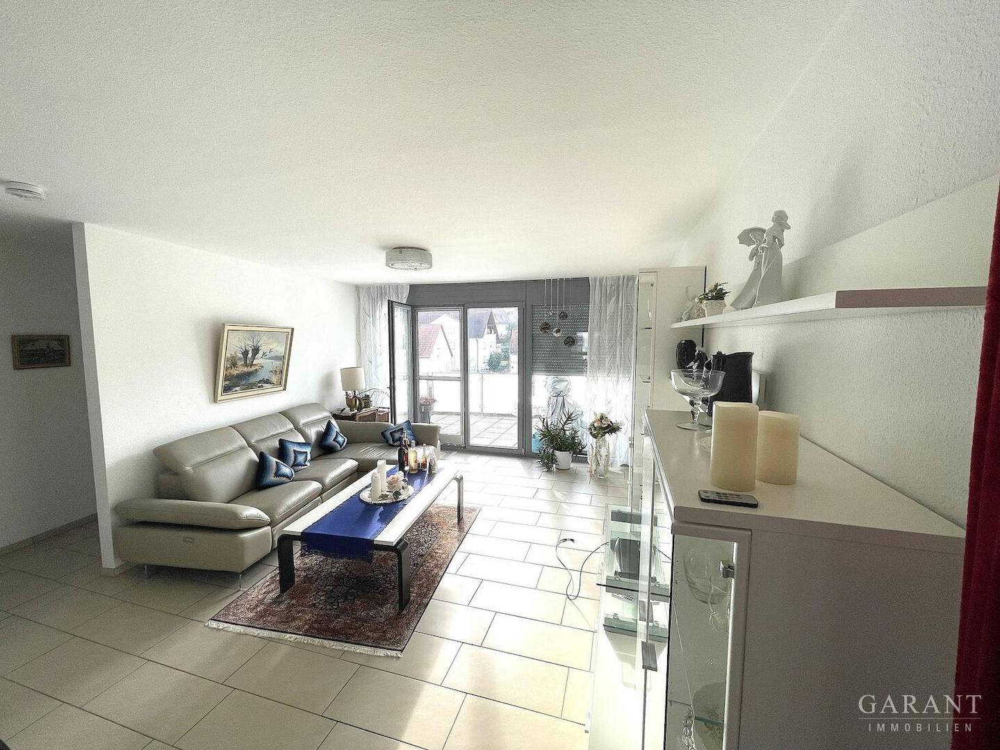 Wohnbereich Richtung Balkon möbliert