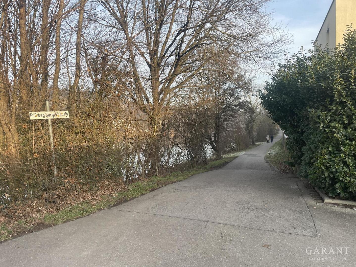 Fuß-Radweg am Neckar entlang