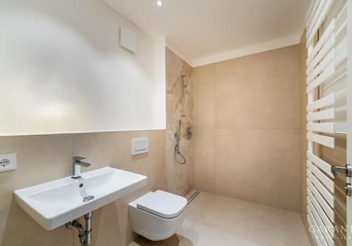 Kinder-Badezimmer OG