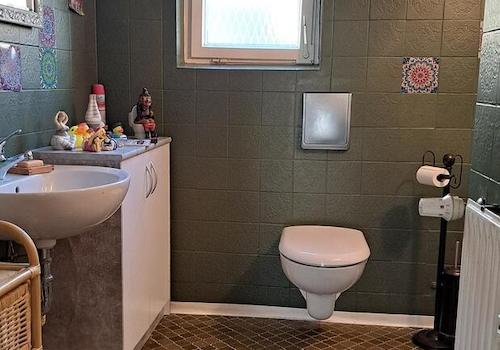 Das Bad. Dusche ist um die Ecke