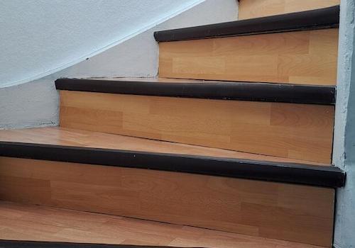 ab in den ersten Stock