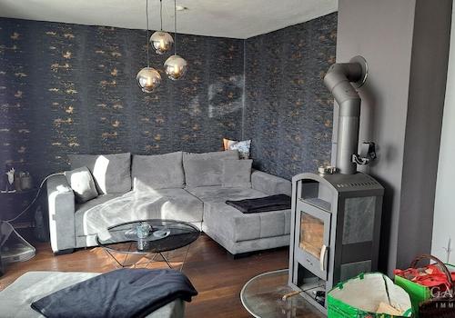 gemütliches Wohnzimmer mit Zugang zum großen Balko