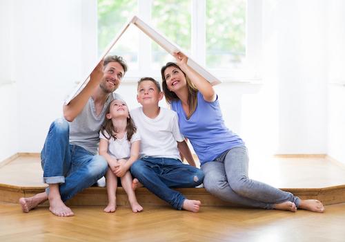 Familie mit Dach über den Kopf