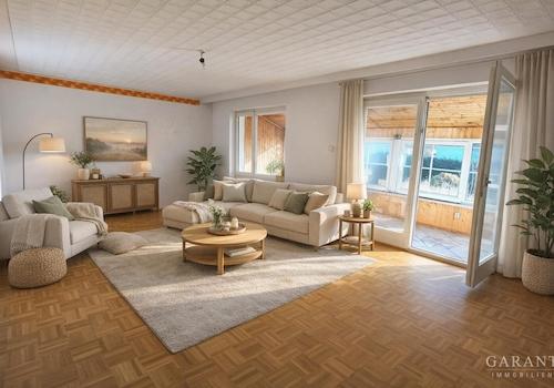 Helles Wohnzimmer mit Balkon und Pflanzen